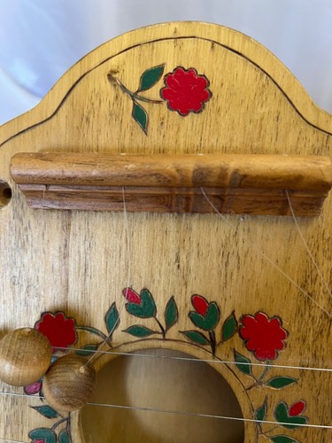 Vtg Door Harp Bells Knocker WOODBURNED RED FLOWERS Signed “Dick’s Whitt’in 90’s” - Picture 3 of 4