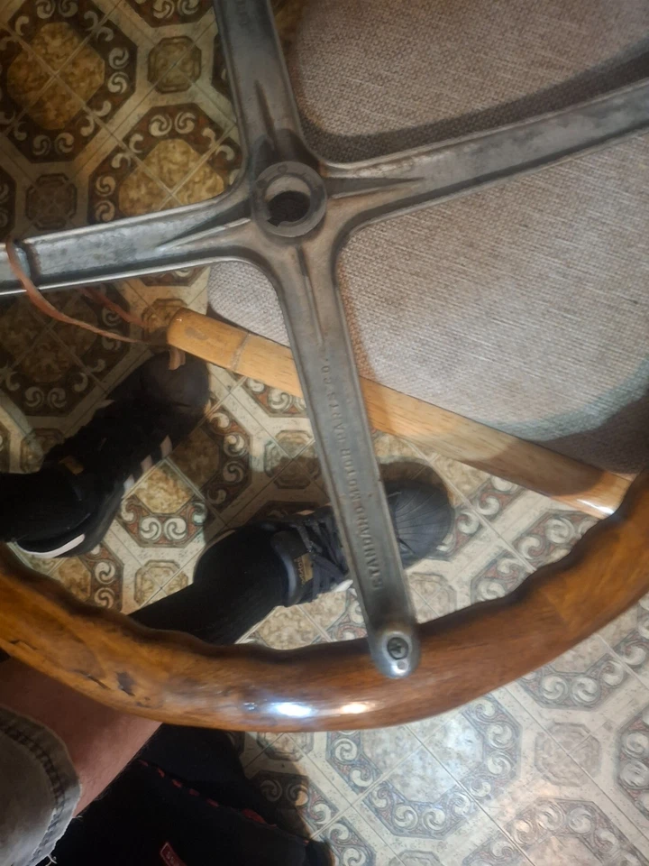 Volante de empresa de piezas de motor estándar de madera de 17’. Ford modelo a Foto 2 de 4