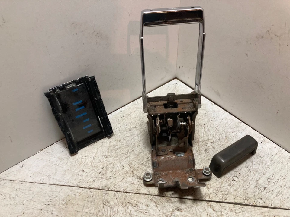 1984 - 1989 年 Oldsmobile Toronado Trofeo 变速器和控制台板 — 第 2/4 张图片