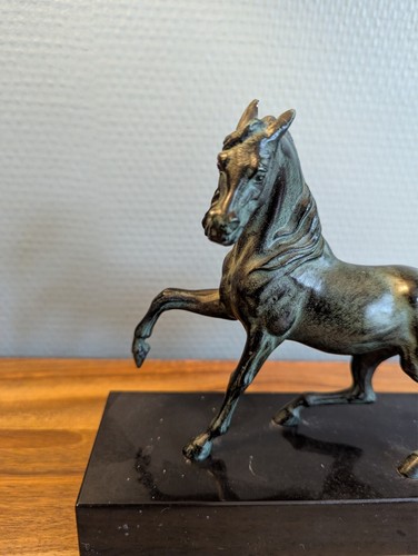 Superbe cheval en bronze à patine verte sur socle en marbre noir - Photo 2/7