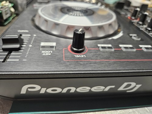 Pioneer DJ DDJ-SB3 2-Deck Serato DJ Controller With L'LTGEM Travel Case - Picture 9 of 12