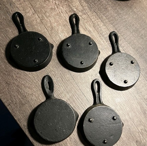 5 Vintage Miniatur schwarz Gusseisen Pfannen Amish Mädchen Blumen Junge Mann Frauen - Bild 11 von 14