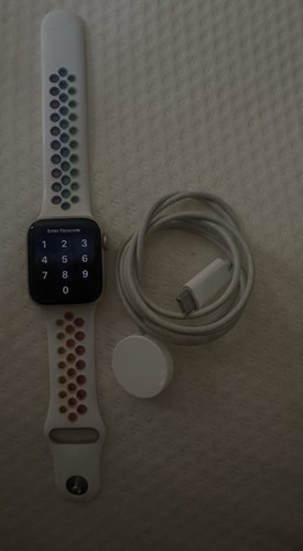 Apple Watch SE GPS 2nd Generation - 第 1/7 張圖片