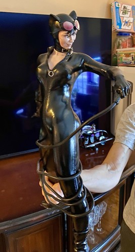 Sideshow Premium Format Catwoman Exclusive Statue - Picture 2 of 3