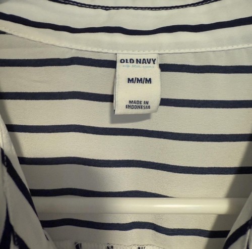 Old Navy women’s Black and white striped sleeveless blouse - size Medium - Bild 3 von 3