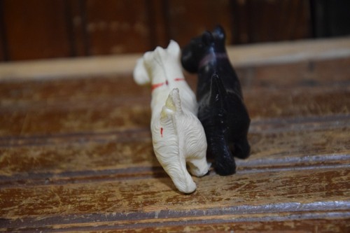 CELLULOID SCOTTIE TERRIER JOINED PAIR WHITE BLACK DOGS VINTAGE 1950s JAPAN DOG - Picture 3 of 12