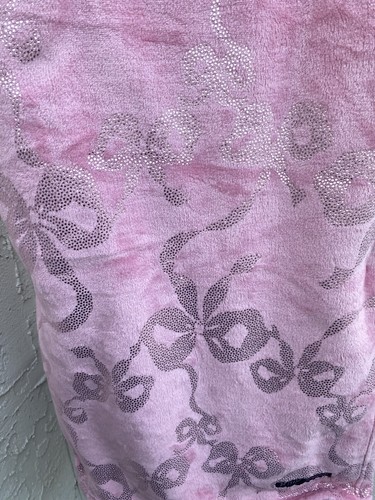 Betsey Johnson ultraweiche Plüschdecke 50 x 70 rosa Schleifenmuster - Bild 6 von 7