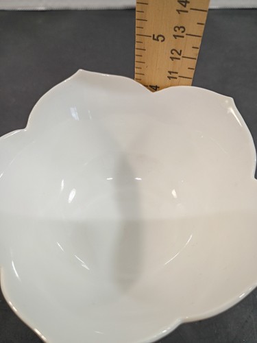 White lotus bowl on pedestal approx. 4" diameter x 4" tall VGC - Picture 5 of 6