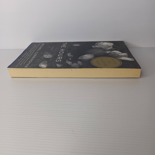 The Hours by Michael Cunningham - Picture 4 of 4