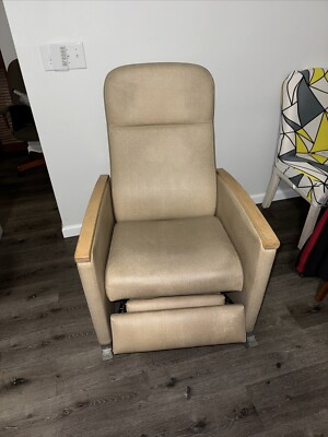 Hill-Rom Aero 3 Position Medical Recliner Chair P9080