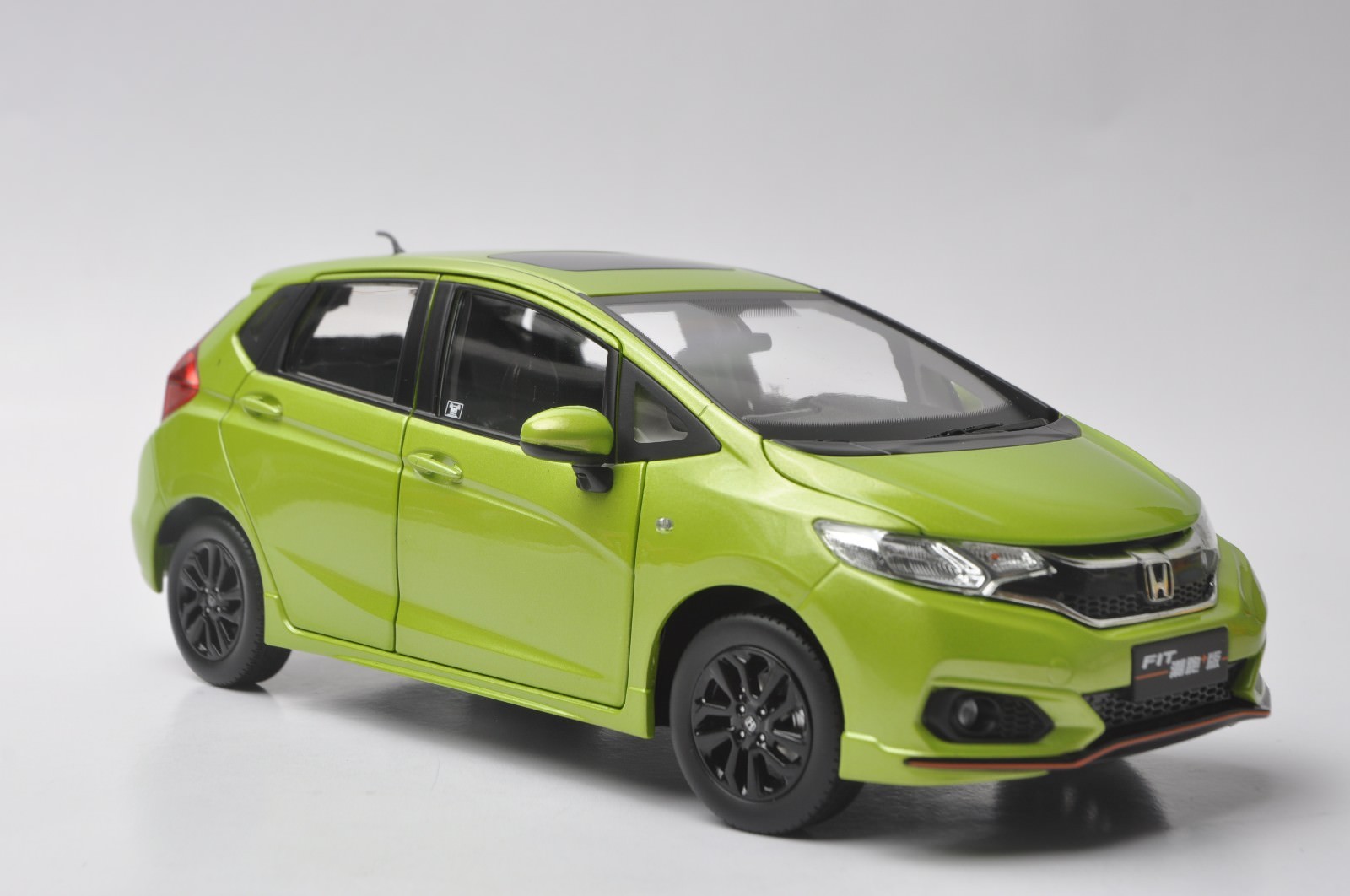 Honda Fit Sport 2018 car model in scale 1 18 verde Honda Fit Sport 2018 car model in scale 1 18 verde
