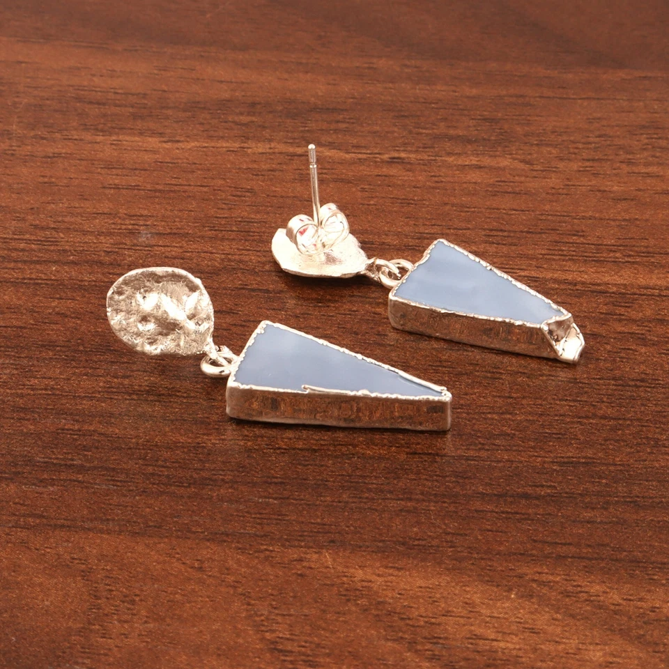 Pendiente colgante hecho a mano con forma de trillón de ópalo azul natural plateado Foto 3 de 3