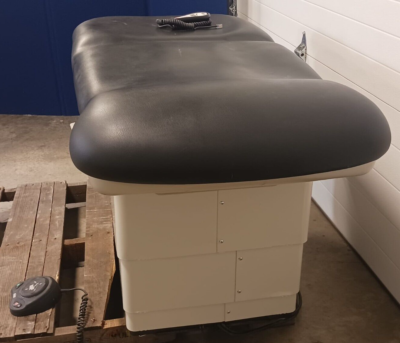 Midmark Exam Table 623-007 w/ Foot Switch & Handheld