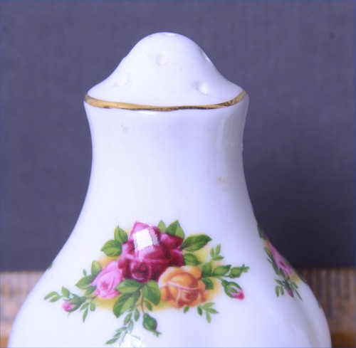 2 Sets Royal Albert "Old Country Roses" Salz & Pfefferstreuer 3 1/8" - Bild 10 von 24