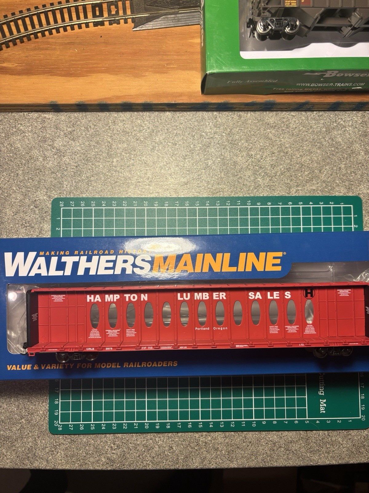 Walthers HO Scale ~ 72' Centerbeam Flatcar Hampton Lumber CRLE #2575 ~ 910-50710