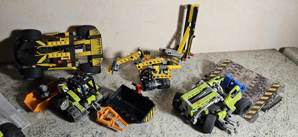 LOTTO LEGO SFUSI CON MEZZI E MINIFIGURE COME DA FOTO - Immagine 3 di 4