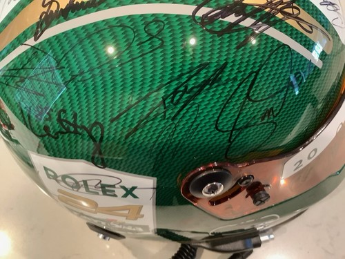 KYLE LARSON + 63 FAHRER SIGNIERT 2024 ROLEX 24 FULL SIZE HELME & 65 SIGNIERTE KARTEN - Bild 12 von 23