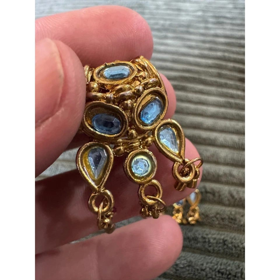 Pendientes colgantes en tono dorado con detalles de piedras preciosas azules joyería distintiva Foto 4 de 4