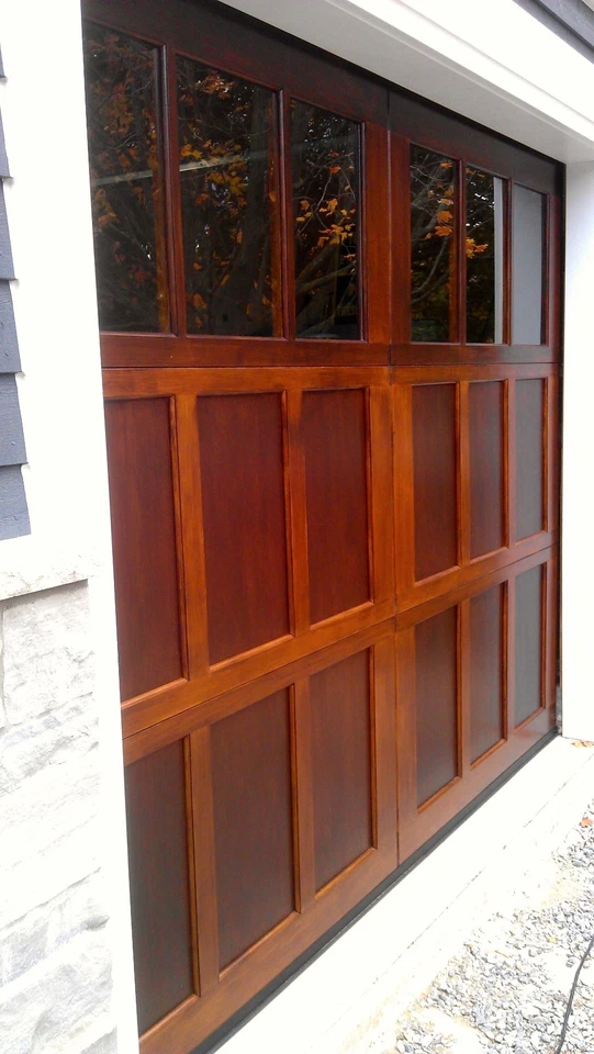 Puerta de garaje de madera 9x7 AmanaDoors modelo 104W6 Foto 3 de 4