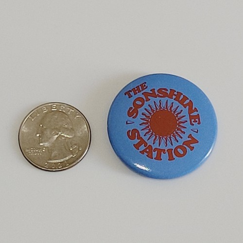 Vintage Pinback The Sonshine Station Pin Metal Button Round Blue Sun - Picture 3 of 5