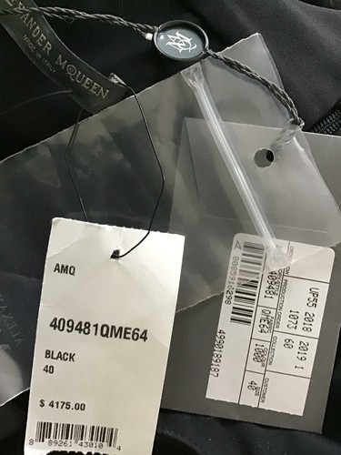 Abito con arricciacapelli Alexander McQueen nero a cascata (taglia 40) - $4175 - Foto 11 di 12