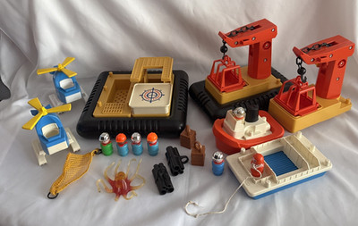 VINTAGE FISHER PRICE LITTLE PEOPLE #945 OFF SHORE CARGO TUG BOAT, CRANE OIL RIG