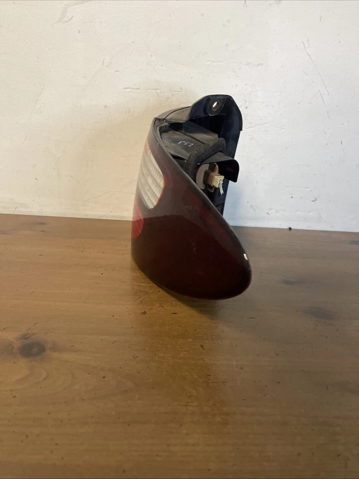 Toyota Tarago Right Tail Light ACR30 06/2000-06/2003 - image 2 of 4