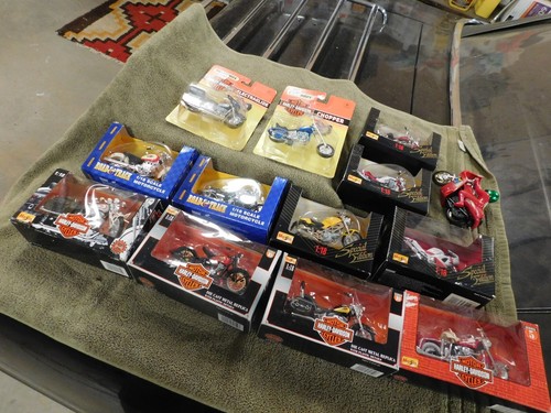 Konvolut 12 Maisto Motorräder H.D. Indian Ducati 1:18 1930er-1990er Die Castts Neu in OVP - Bild 1 von 5