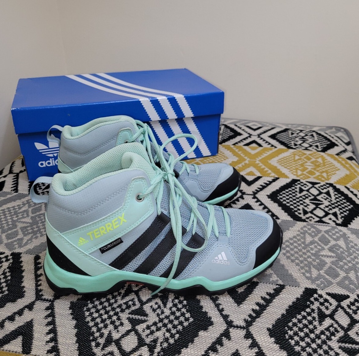 ax2r climaproof mid shoes