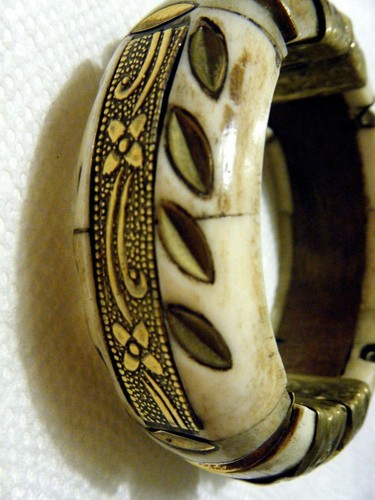 Antique hinged bangle/bracelet/cuff cow bone brass inlay from India . - Picture 2 of 5