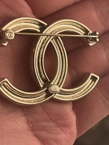 CHANEL Authentic Medium Black Crystal & Pearl CC Logo Brooch Gold Tone with Box - Picture 18 of 18