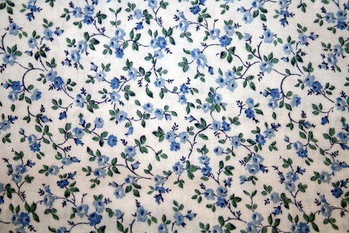 PEQUEÑAS FLORES AZULES SOBRE BLANCO DE PETER PAN - TELA 100% ALGODÓN - Imagen 2 de 3