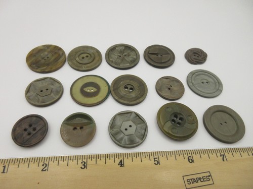 Menge 15 Vintage Knopf 1960er Kunststoff Jade grün geschnitzt 3/4" bis 1 1/4" 2-Loch flach - Bild 7 von 9