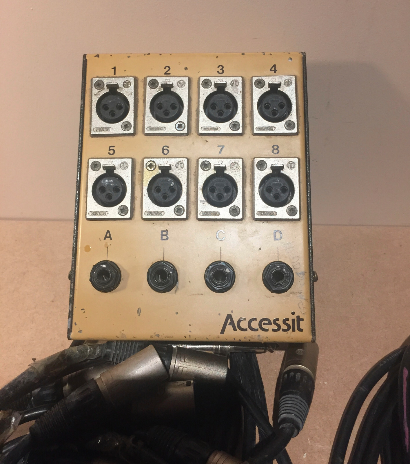 Accessit Vintage 12 Way Stage & Studio Wall Mountable Box XLR Multicore Cable Accessit Vintage 12 Way Stage & Studio Wall Mountable Box XLR Multicore Cable