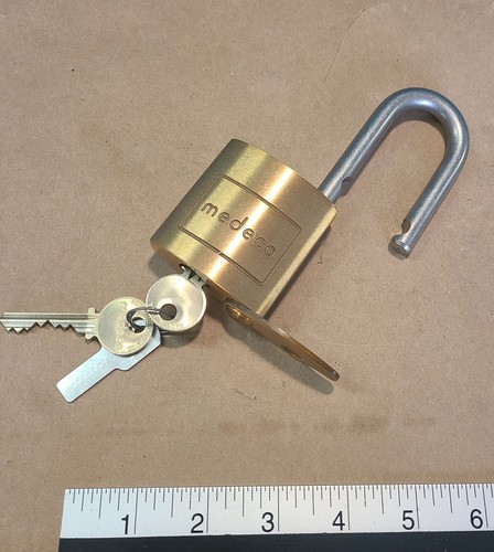 Medeco D50-711-00 padlock w/ 2 keys & security I.D. tag - New - Picture 2 of 20