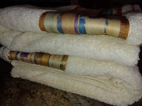 2 Croscill Cotton Abstract Gold Purple Bath Towels - Picture 9 of 9