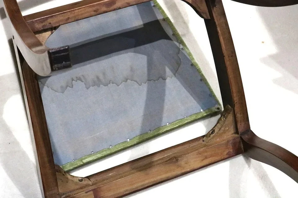 Juego de cuatro sillas de comedor tapizadas de caoba English Regency Foto 2 de 4