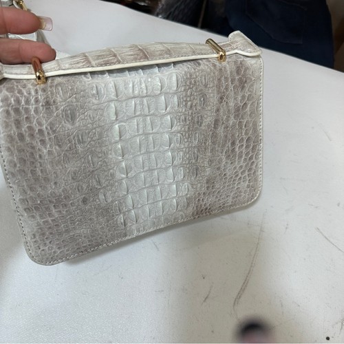 Borsa Grand Pelle in pelle di coccodrillo goffrata con patta bianca e tracolla - Foto 8 di 11