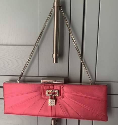 Karen Millen Abend-Clutch pink seidig mit optionalem silbernem Kettenriemen