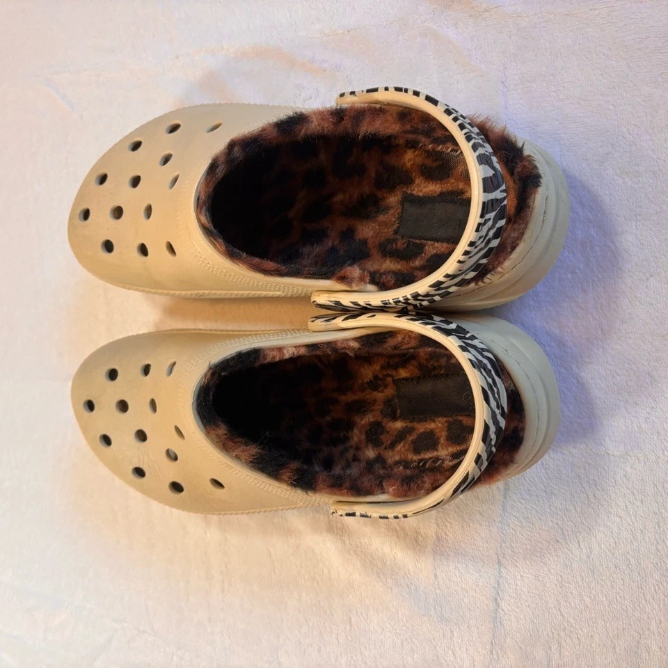 Sandalias CROCS beige con forro de felpa Foto 2 de 4