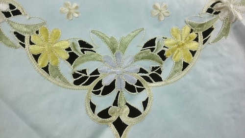Embroidered Daisy Floral Cutwork 42x42" Tablecloth Square End Side Coffee Table - Picture 5 of 5