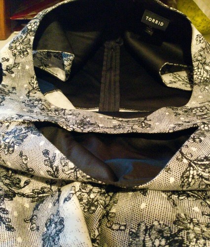Vestido Informal Torrid - Negro/Blanco - Corte Frontal - Talla Torrid 12 - Imagen 7 de 9