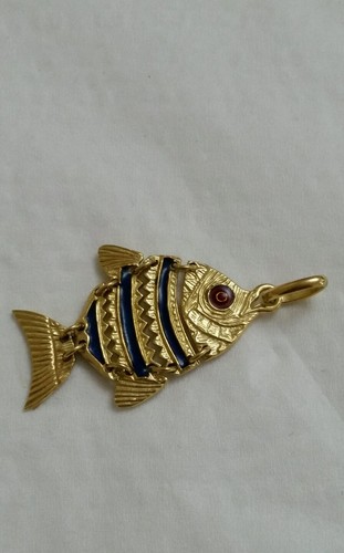 18k yellow gold fish pendant with 