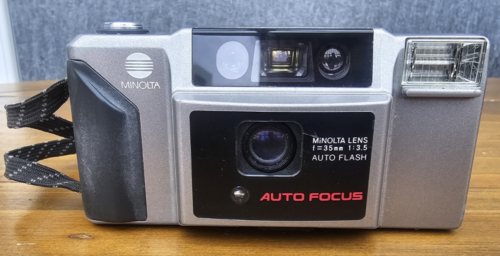 Minolta AF-E analoge Kompaktkamera Point & Shoot mit Autofokus 35 mm und Objektiv 35/3,5 - Bild 2 von 15