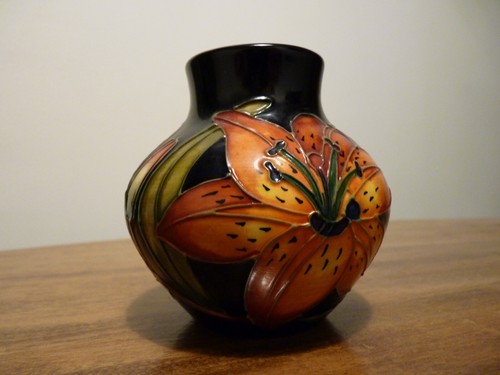 IMPRESIONANTE JARRÓN EN CUCLILLAS MOORCROFT TIGRIS LILIES 2011 DE RACHEL BISHOP COMO NUEVO 3,3/4" - Imagen 3 de 9
