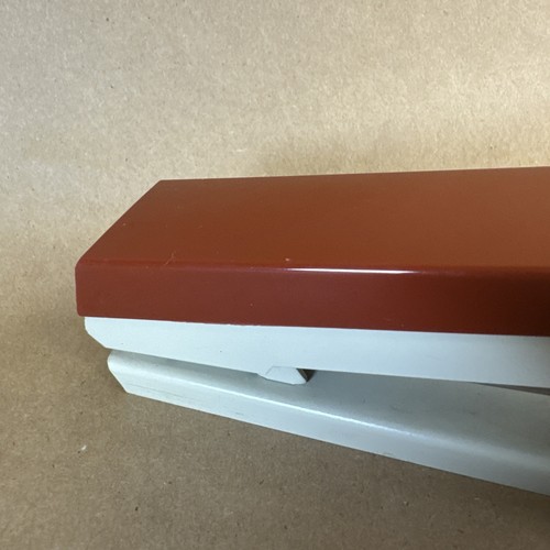 Grapadora vintage ACCO 50 hecha en EE. UU. dos tonos rojo y crema clásica funciona muy bien - Imagen 3 de 8