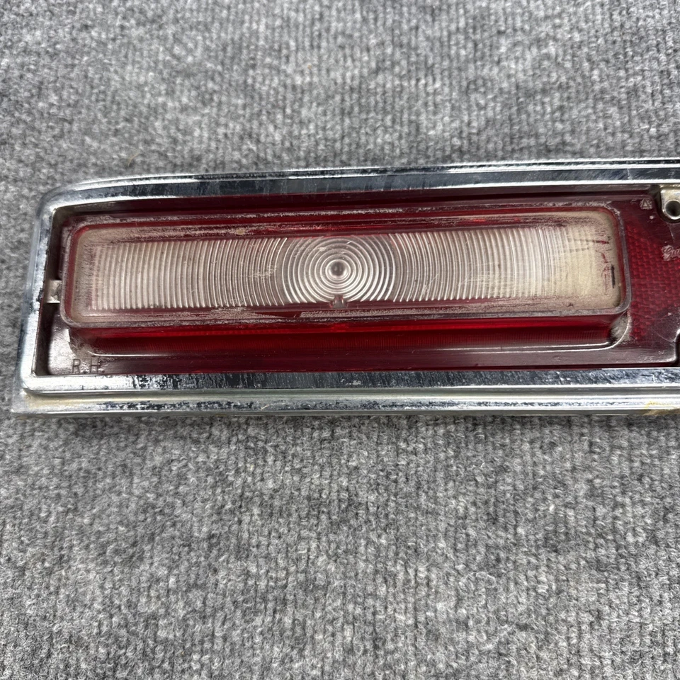 Chevy Bel Air Biscayne 1966 pasajero derecho luz trasera lente y bisel OEM 66 Foto 3 de 4