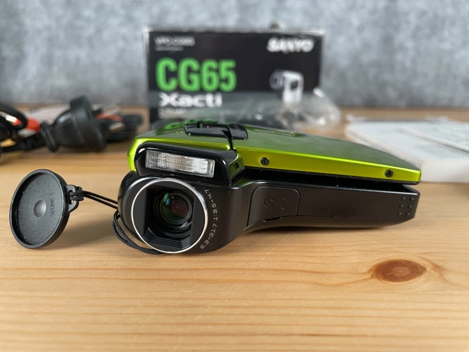 Sanyo Digital Handheld Camcorder Xacti VPC-CG65 Video Camera 6.0MP Green (004) - Image 2 of 4