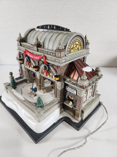 DEPT 56 Weihnachten im Lakeside Park Pavillon bewegliche Schlittschuhläufer beleuchtet mit Karton lesen - Bild 5 von 19