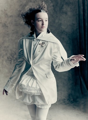 VOGUE UK (BRITISH VOGUE) MAGAZINE-APRIL 2025-BELLA RAMSEY-Brand New-IN STOCK - Picture 6 of 8